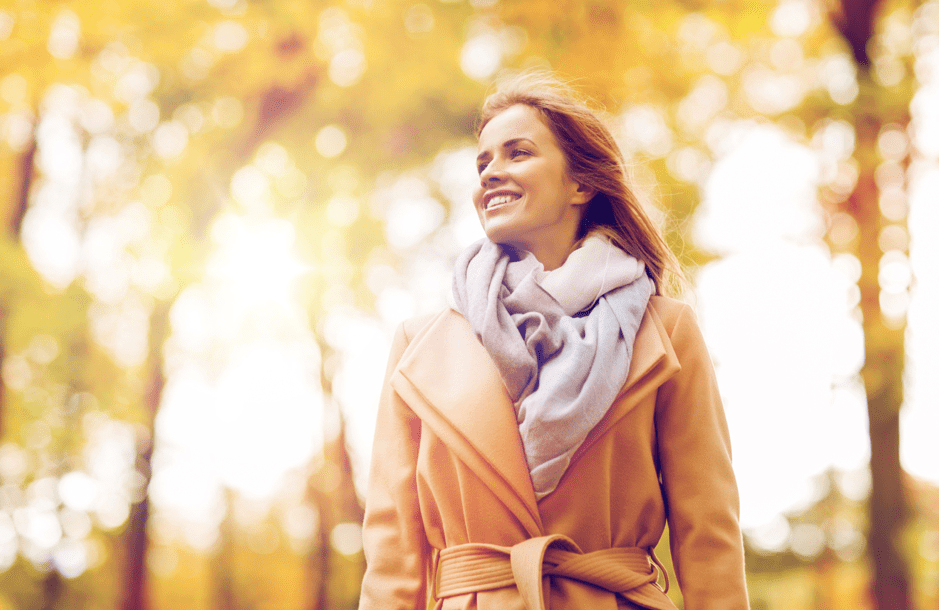 imagen de mujer sonriendo vestida con abrigo de invierno del Blog del Dr. Alexis Gallagher